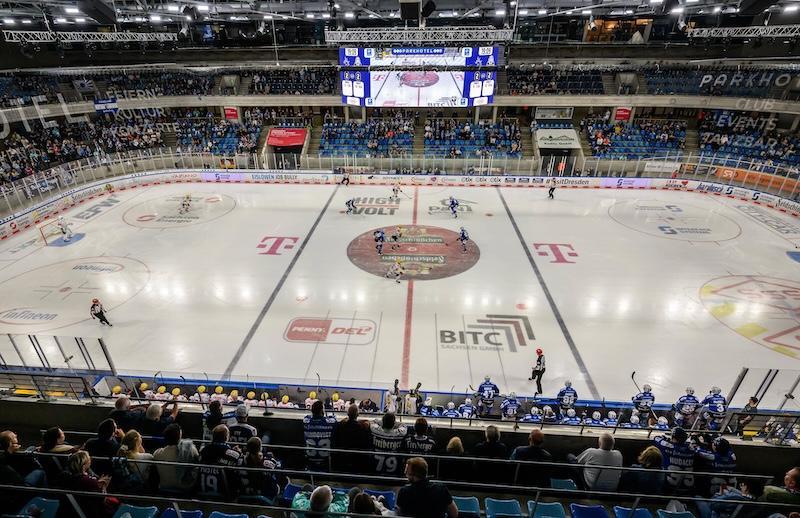 Die SAP Arena in Mannheim von außen an einem Spieltag der Adler Mannheim.